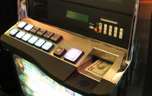 Máy chỉ hoạt động khi người chơi nạp tiền USD vào khe. Số tiền nạp vào máy sẽ được hiển thị trên ô credit của màn hình.